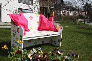 Kunstbank hinter dem Haus Bild1